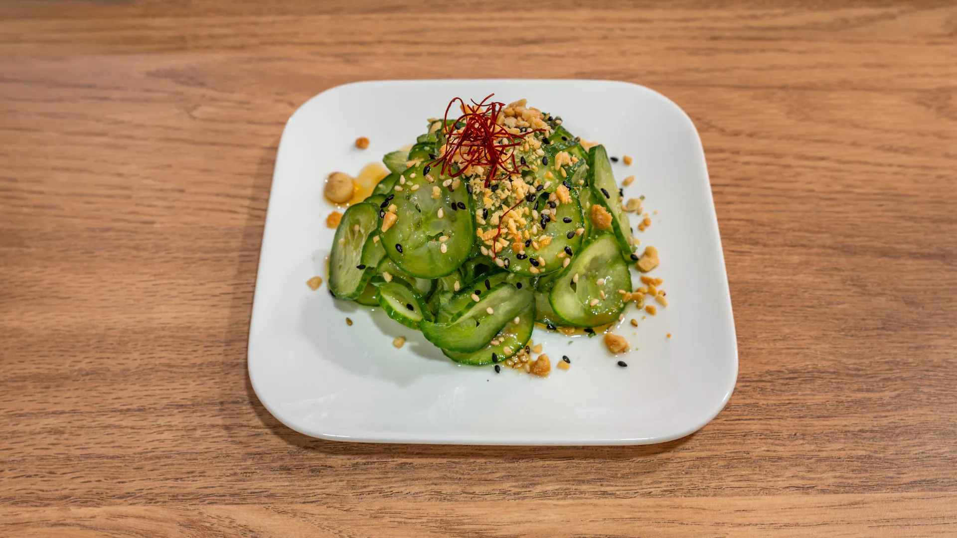 Salade de concombre, sésame et cacahuète