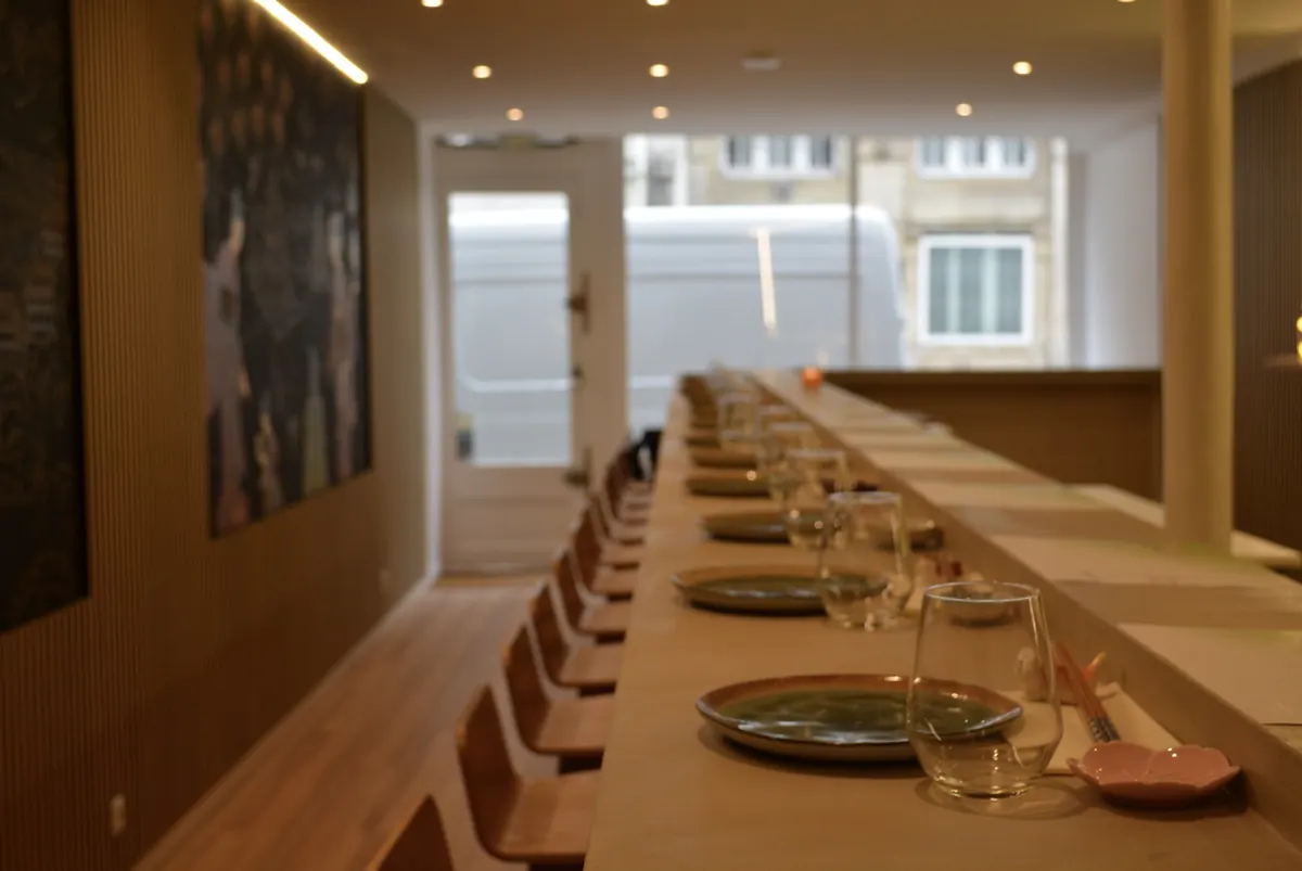 Le long comptoir en bois de Hanami François Miron, dressé pour le service